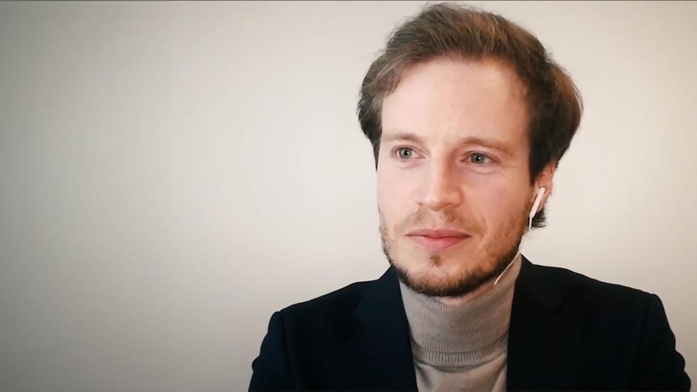Im Gespräch: Dr. Jonas Tögel ("Kriegsspiele: Wie NATO und Pentagon die Zerstörung Europas simulieren") Beitragsbild