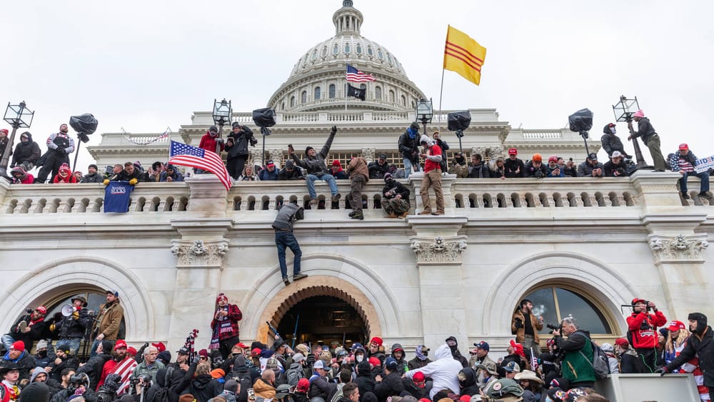 Versuch einer Farbrevolution in den USA? | Von Peter Frey Beitragsbild