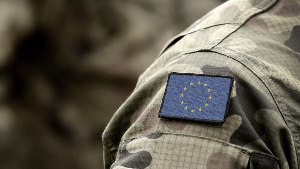 „Brief aus Budapest #5“: Was steckt hinter der militanten europäischen Rhetorik? | Von Gábor Stier Beitragsbild