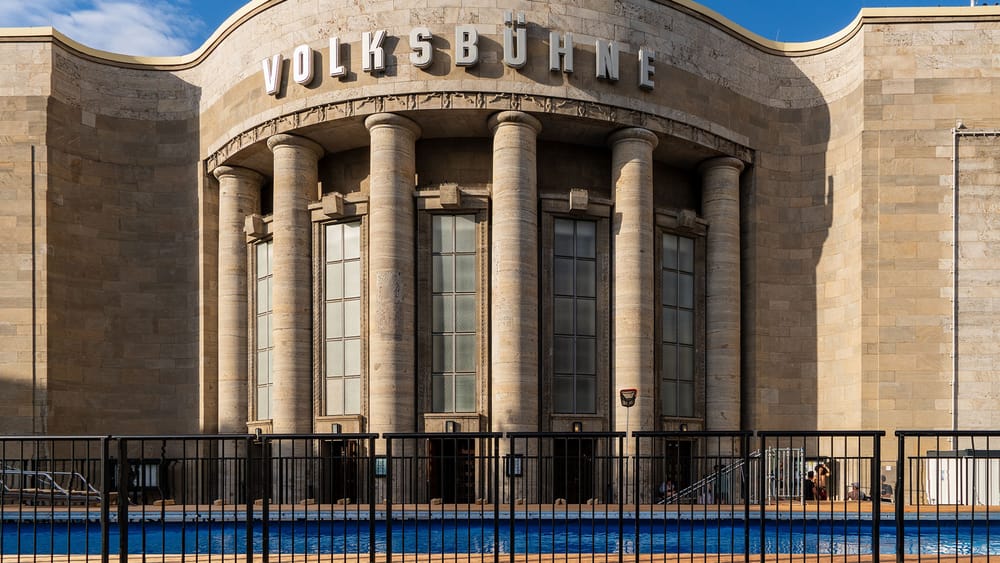 Volksbühnen-Desaster: Integration durch Apartheit? | Von Paul Clemente Beitragsbild