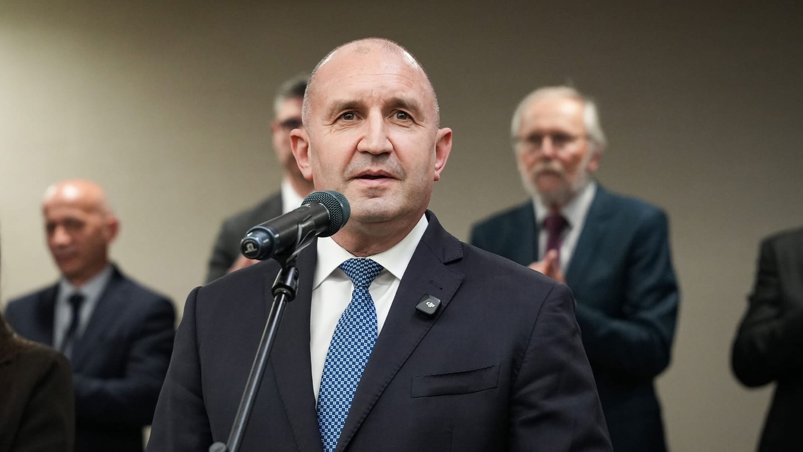 Bulgarien: Erdrutschsieg für Ex-Präsident Radev bei Parlamentswahl