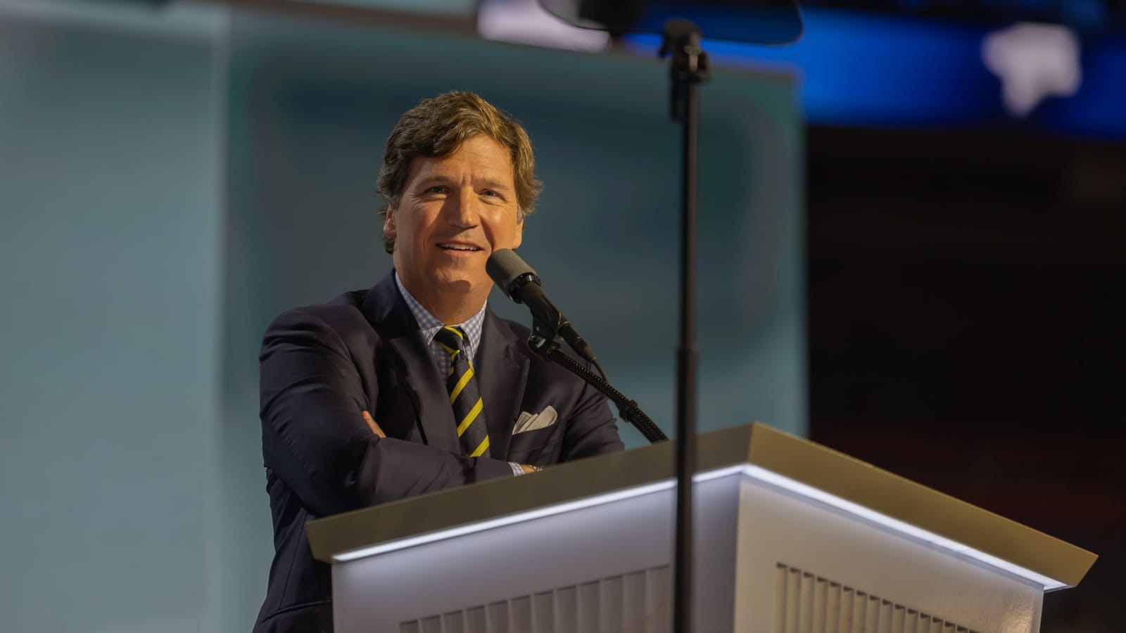 Streitfall C. J. Hopkins – Tucker Carlson veröffentlicht sein verbotenes Buch | Von Rainer Rupp